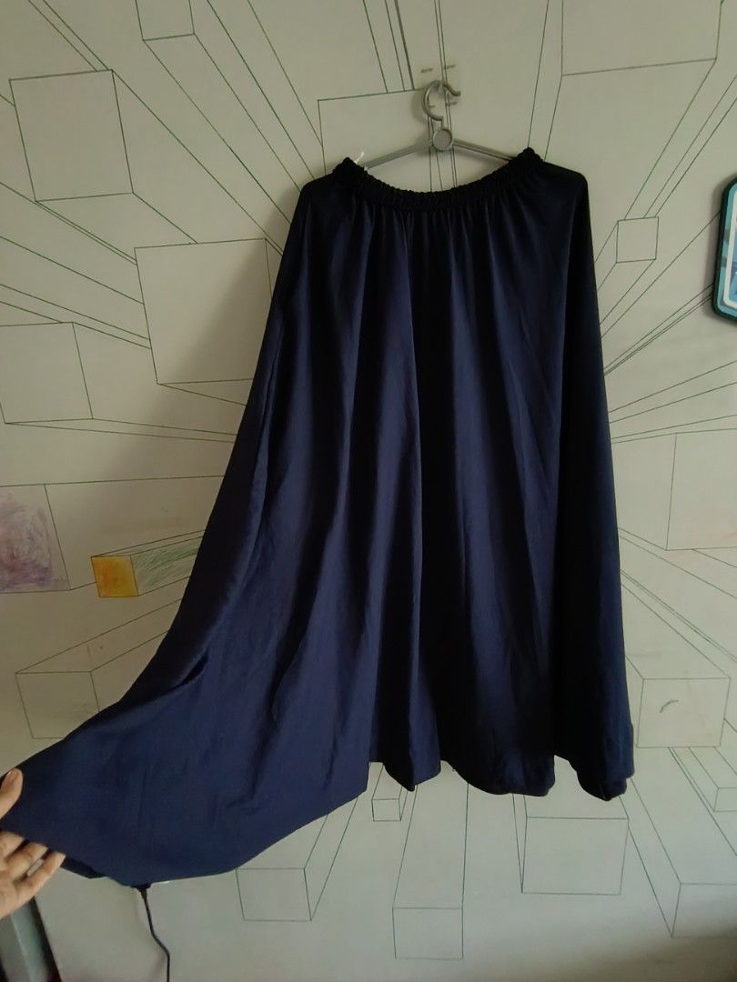 Navy skirt (Category: Bottoms) located in Singapore. Submitted by closetbyboe (Listing ID 1446090708, Image 1). Description: .