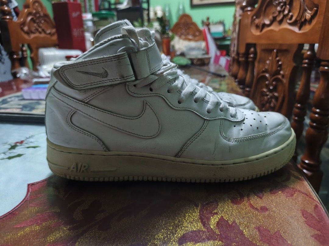 Nike Air Force 1 Mid White Sneakers (Category: Sneakers) located in Bacoor. Submitted by davealvare39194 (Listing ID 1446029167, Image 3). Description: Af1 mid '07 Size 44 Issue: yellowish sa sole 550.