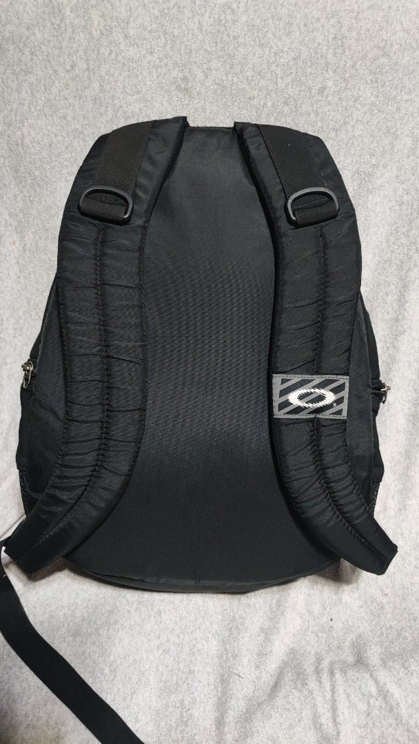 Oakley Black Backpack (Category: Backpacks) located in Baguio. Submitted by jayrgijc52758 (Listing ID 1446080510, Image 3). Description: Oakley logo backpack Large size 17" x 13" In very good condition Iwash nyo nlang po, medyo madumi loob nya 1800.