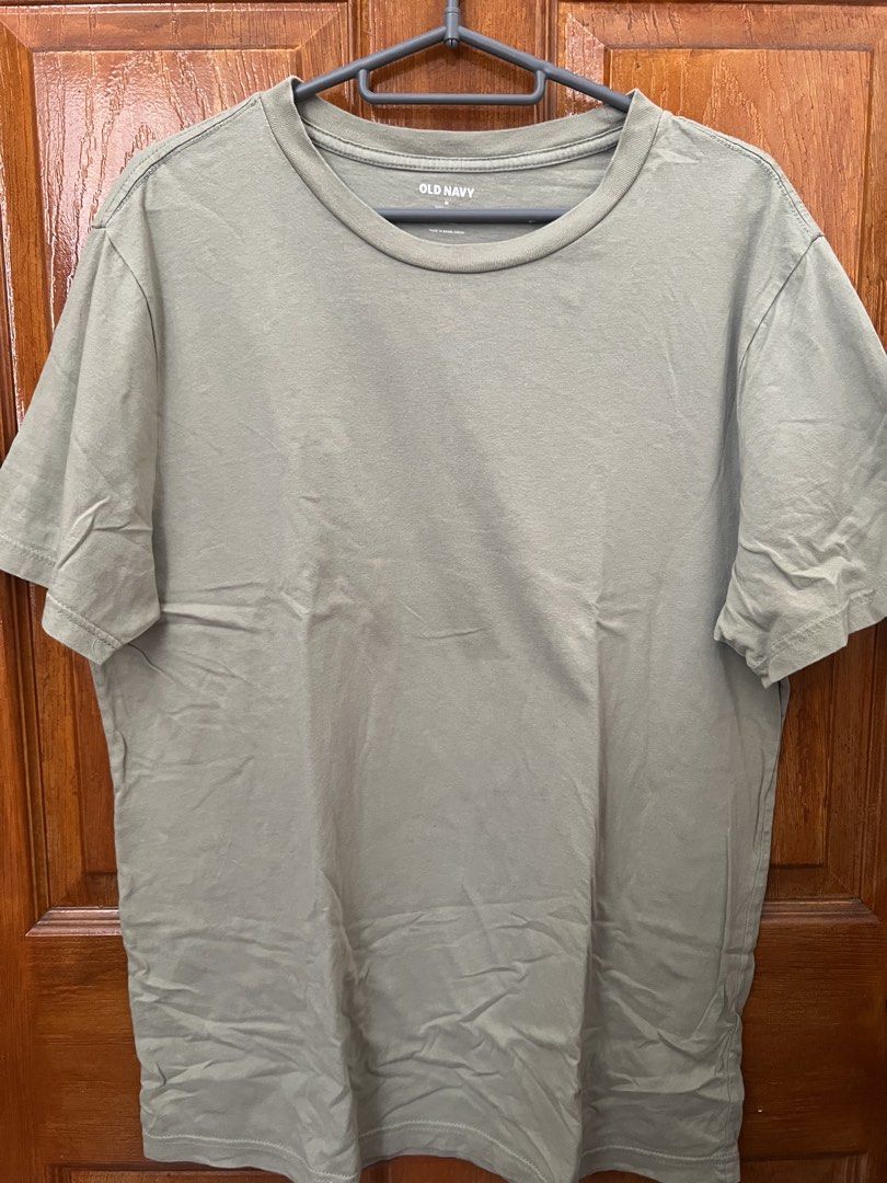 Old Navy Soft-Washed T-Shirt Size M (Category: Tshirts & Polo Shirts ) located in Manila. Submitted by aicalicious (Listing ID 1446039625, Image 1). Description: - Olive green t-shirt from Old Navy - Size: Medium - Material: 100% Cotton Can do meet up or Lalamove .