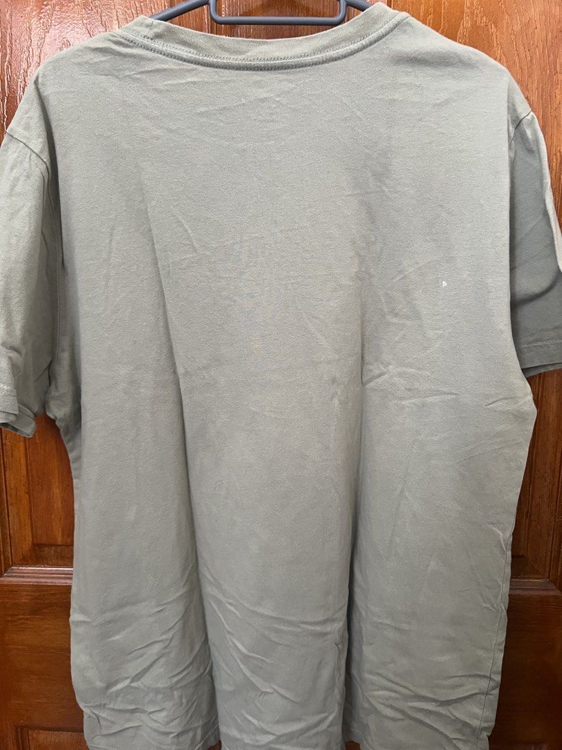 Old Navy Soft-Washed T-Shirt Size M (Category: Tshirts & Polo Shirts ) located in Manila. Submitted by aicalicious (Listing ID 1446039625, Image 2). Description: - Olive green t-shirt from Old Navy - Size: Medium - Material: 100% Cotton Can do meet up or Lalamove .