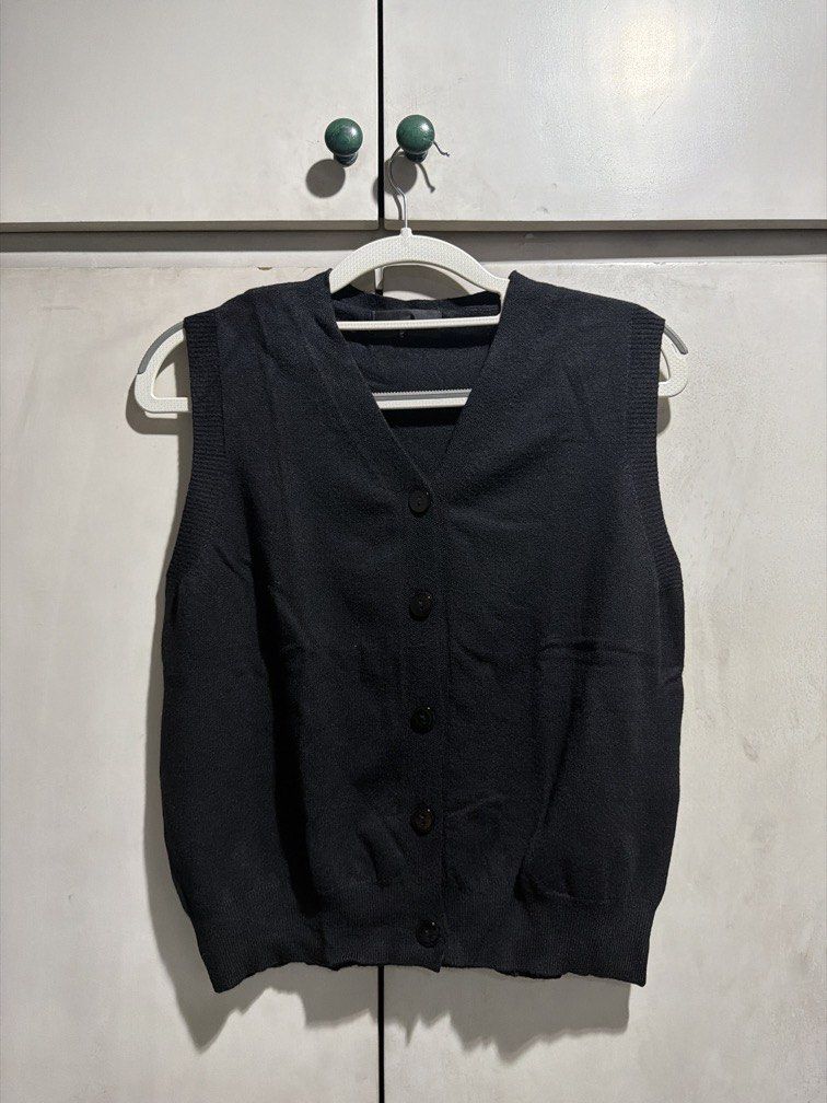 One K Bangkok Knit Vest (Category: Sleeveless) located in Pasig City. Submitted by _annika (Listing ID 1446098438, Image 1). Description: .