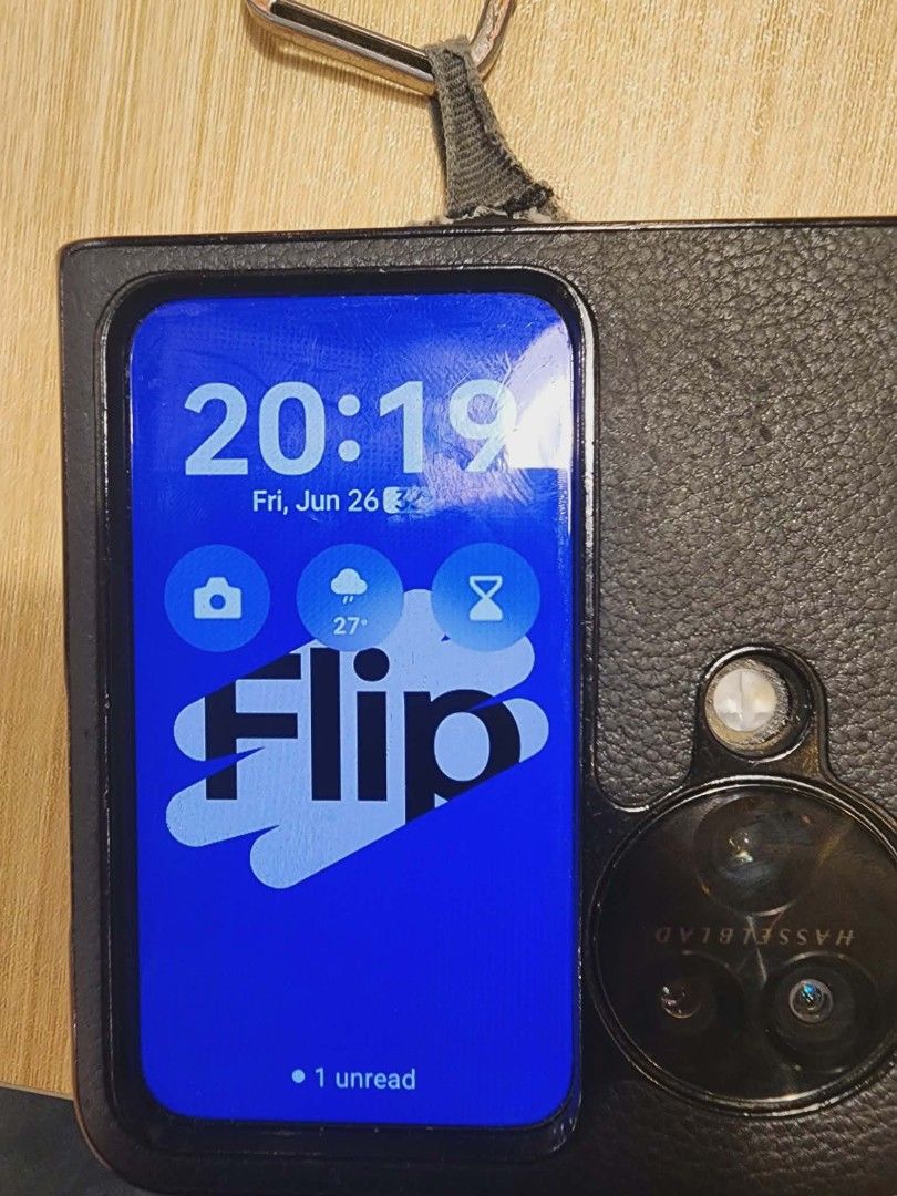 Oppo Find N3 Flip (Category: OPPO) located in Valenzuela. Submitted by stevewuf888 (Listing ID 1385999285, Image 2). Description: Sale or Swap to Poco X7 pro + cash or a different unit + cash Screen has damage but it is still usable No history of repair 92% BATTERY HEALTH.