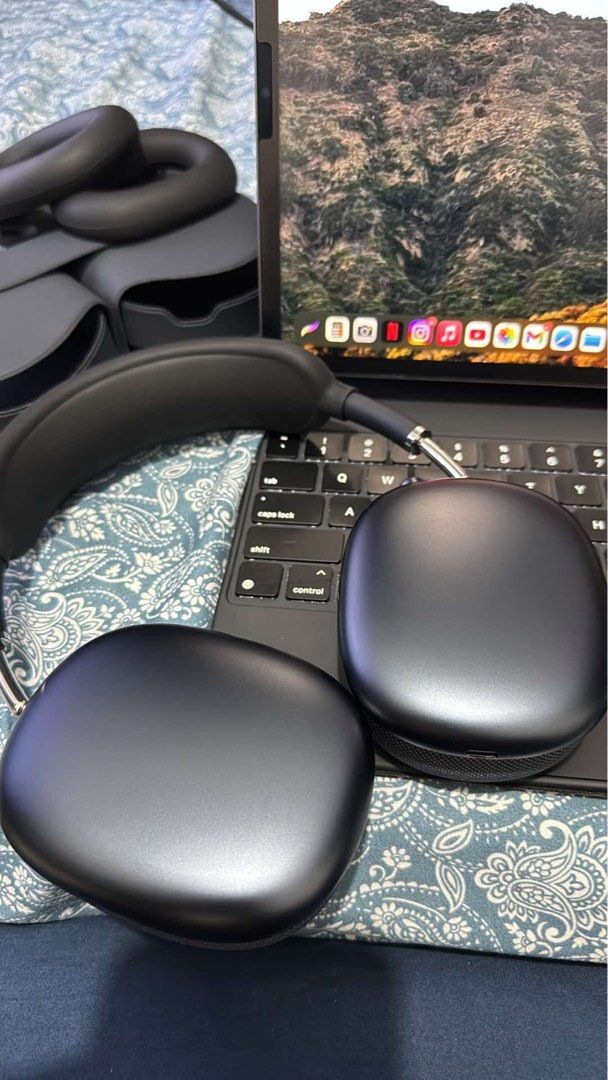 Original Apple AirPods Max 2nd Gen USB C (Category: Headphones & Headsets) located in Mandaluyong City. Submitted by jlm2001 (Listing ID 1446072335, Image 2). Description: - Apple AirPods Max 2nd Gen USB C - Includes original box, and smart case - Rubber Case Included - Purchased from Power Mac Center (receipt available) - Experience superior sound quality and active noise cancellation Good as new like you bought it directly from the store RFS: D