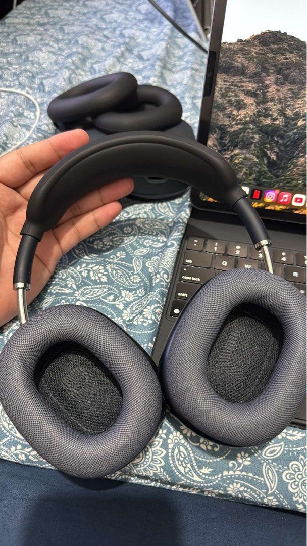 Original Apple AirPods Max 2nd Gen USB C (Category: Headphones & Headsets) located in Mandaluyong City. Submitted by jlm2001 (Listing ID 1446072335, Image 3). Description: - Apple AirPods Max 2nd Gen USB C - Includes original box, and smart case - Rubber Case Included - Purchased from Power Mac Center (receipt available) - Experience superior sound quality and active noise cancellation Good as new like you bought it directly from the store RFS: D
