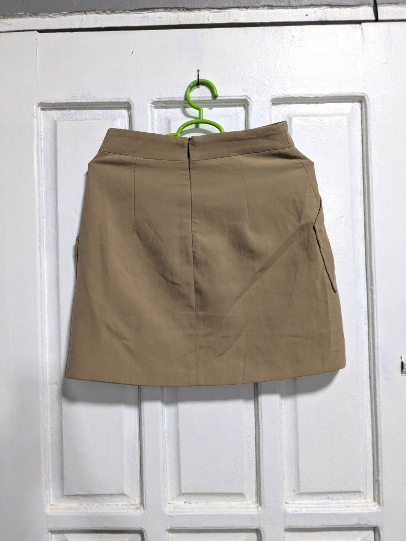 Original Mango Suit Khaki Brown Skirt (Category: Skirts) located in Quezon City. Submitted by nnncorner (Listing ID 1446109348, Image 1). Description: Original Mango Suit Khaki Brown Skirt has both side pockets fits small to semi med length 17 inches waist 13 inches (fits waistline 26-28 inches only) no lints and no any issues used twice only 650.