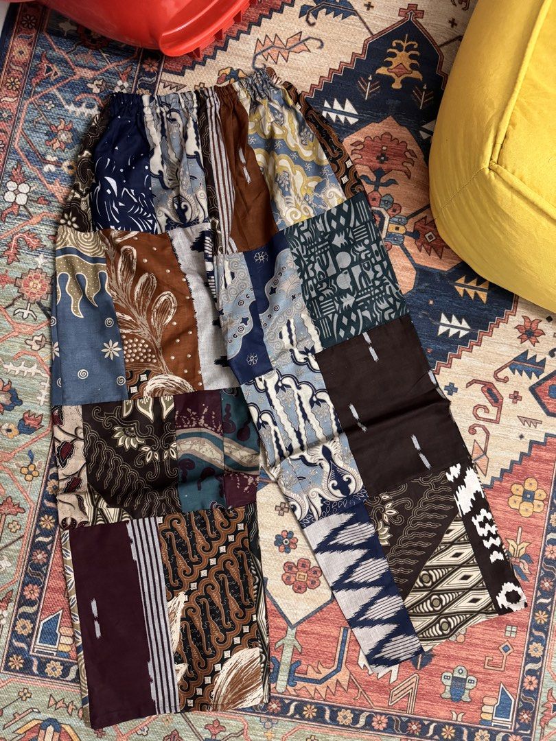 Patchwork Batik Pants (Category: Other Bottoms) located in Kluang. Submitted by alya.preloved1 (Listing ID 1446096316, Image 2). Description: Waist ➡️ 26-38inch Length ➡️ 37inch OL ➡️ 11inch Lelaki dan perempuan boleh pakai. Seluar tak pakai lagi sebab tak kena dengan size kita. Huhu. Kain agak terletak cantik kalau pakai. 👍🏻.