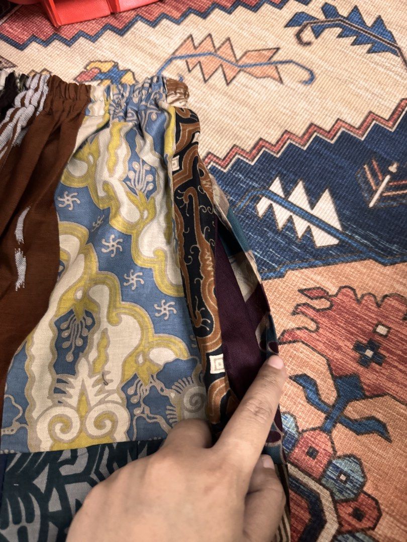 Patchwork Batik Pants (Category: Other Bottoms) located in Kluang. Submitted by alya.preloved1 (Listing ID 1446096316, Image 3). Description: Waist ➡️ 26-38inch Length ➡️ 37inch OL ➡️ 11inch Lelaki dan perempuan boleh pakai. Seluar tak pakai lagi sebab tak kena dengan size kita. Huhu. Kain agak terletak cantik kalau pakai. 👍🏻.