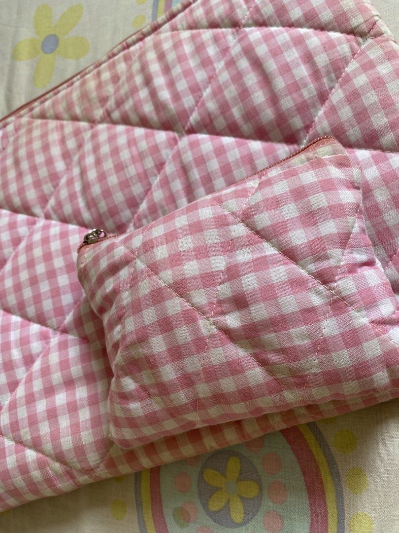 Pink Gingham Print Laptop Pouch (Category: Laptop Bags & Sleeves) located in Pasay City. Submitted by itabiyou (Listing ID 1446015300, Image 2). Description: Fits 13-14 inch laptops Puffy = extra protection Comes with a free matching pouch Lightweight.