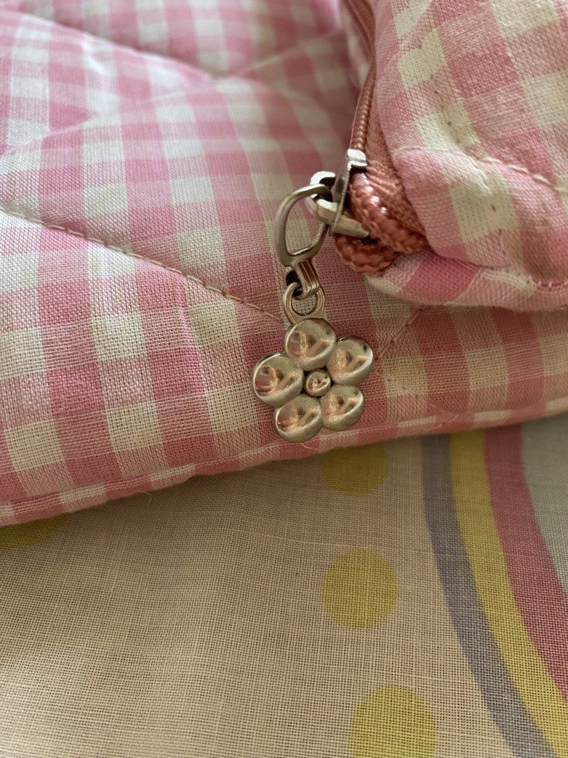 Pink Gingham Print Laptop Pouch (Category: Laptop Bags & Sleeves) located in Pasay City. Submitted by itabiyou (Listing ID 1446015300, Image 3). Description: Fits 13-14 inch laptops Puffy = extra protection Comes with a free matching pouch Lightweight.