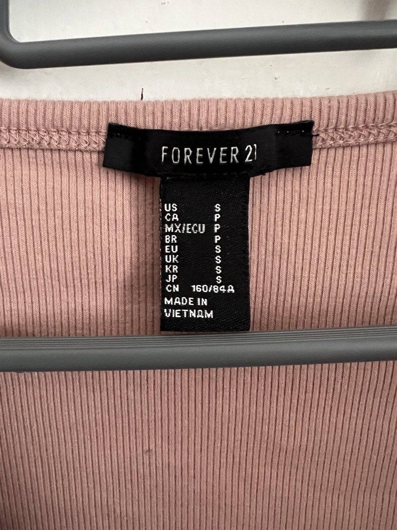 PRELOVED Forever 21 Ribbed Button-Up Long Sleeve Crop Top (Category: Longsleeves) located in Manila. Submitted by aicalicious (Listing ID 1446037978, Image 3). Description: Selling this preloved long sleeve crop top for only 150 pesos Can do meet up or Lalamove .