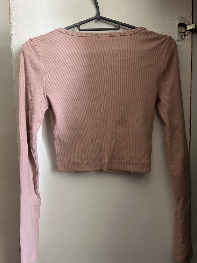 PRELOVED Forever 21 Ribbed Button-Up Long Sleeve Crop Top (Category: Longsleeves) located in Manila. Submitted by aicalicious (Listing ID 1446037978, Image 2). Description: Selling this preloved long sleeve crop top for only 150 pesos Can do meet up or Lalamove .