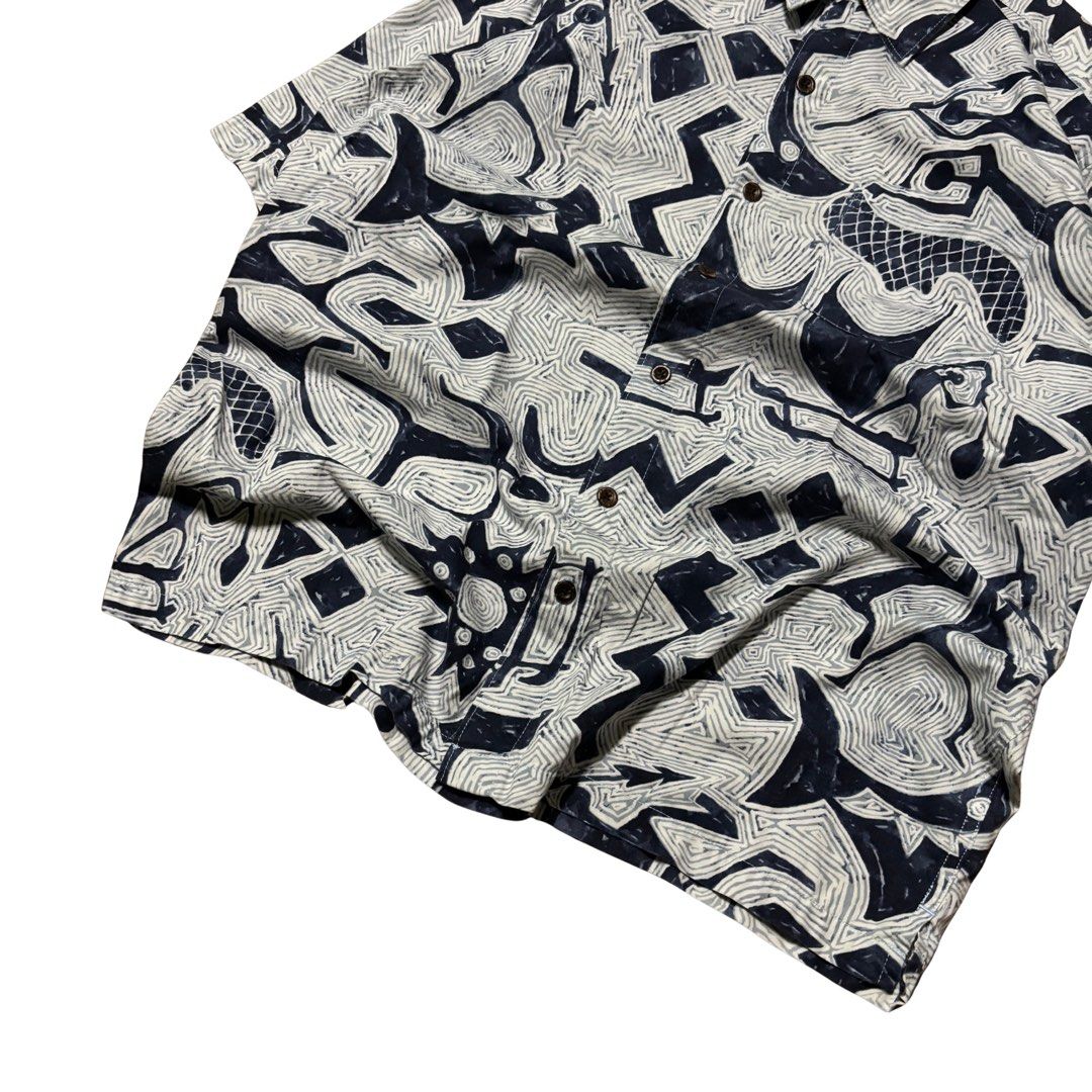 Quiksilver Abstract Short Sleeve Button Up Shirt (Category: Tshirts & Polo Shirts ) located in Muntinlupa City. Submitted by rtyfck (Listing ID 1446042236, Image 3). Description: Quiksilver Abstract Short Sleeve Button Up Shirt Details : •Width/Chest : 22 •Full Length : 29 •Shoulder : 19 •Sleeve Length : 10.5 •Hem : 22 •Size : M •Issue : none •Condition : Gently Used.