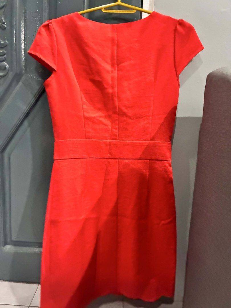 Red Cap Sleeve Sheath Dress with Pockets (Category: Dresses) located in Quezon City. Submitted by mnqfinds (Listing ID 1446113557, Image 2). Description: - Stylish red dress with cap sleeves - Flattering defined waist - Two functional front pockets - Fabric with a subtle sheen - Sheath silhouette - Ideal for work or smart casual events.