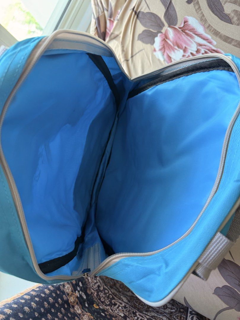 School bag (Category: Backpacks) located in Singapore. Submitted by sushi786 (Listing ID 1446070821, Image 3). Description: .