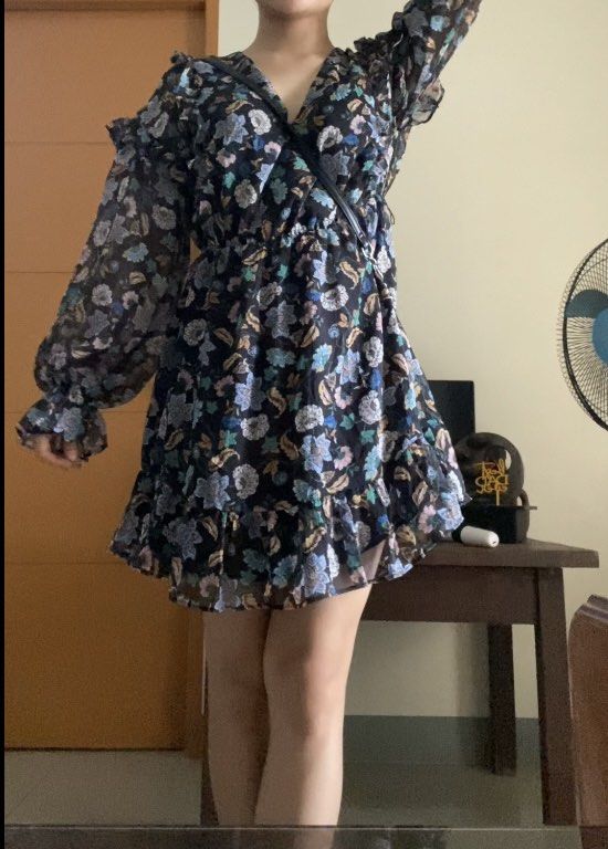 Sleeve Mango Floral chiffon dress (Category: Dresses) located in Tagum. Submitted by andoreey (Listing ID 1446005215, Image 3). Description: floral chiffon dress from Mango with a V-neckline .