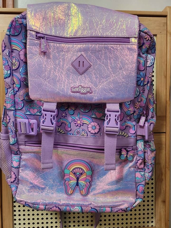 Smiggle Backpack, Lunchbox, Pencil Case, Water Bottle & Tote Bag (Category: Babies & Kids Fashion) located in Santa Rosa. Submitted by serpedoo (Listing ID 1445997085, Image 3). Description: ✨ Smiggle + Giggle Set – Cute & Practical Bundle! ✨ Selling as a set or individually 💕 💰 Price: • ₱4,000 for everything • ₱2,200 each bag 👜 Smiggle Foldover Backpack – Butterfly Light Purple (Left) • Capacity: 22L • Size: 30 x 45 x 13 cm • With carry handl
