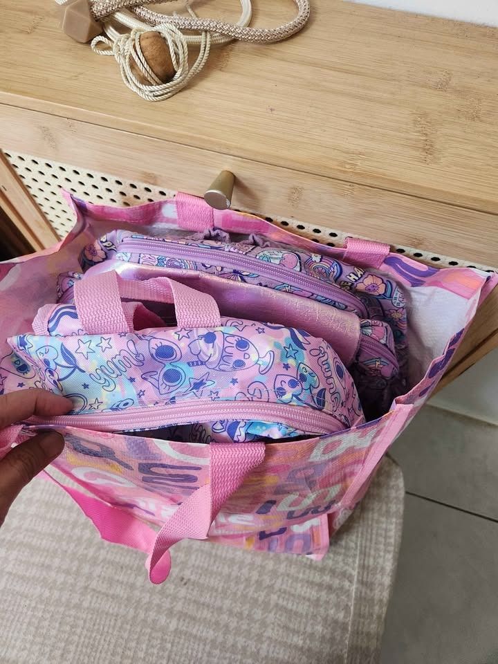 Smiggle Backpack, Lunchbox, Pencil Case, Water Bottle & Tote Bag (Category: Babies & Kids Fashion) located in Santa Rosa. Submitted by serpedoo (Listing ID 1445997085, Image 2). Description: ✨ Smiggle + Giggle Set – Cute & Practical Bundle! ✨ Selling as a set or individually 💕 💰 Price: • ₱4,000 for everything • ₱2,200 each bag 👜 Smiggle Foldover Backpack – Butterfly Light Purple (Left) • Capacity: 22L • Size: 30 x 45 x 13 cm • With carry handl