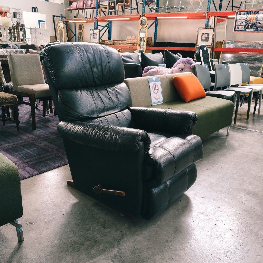 Sofa recliner chair (Category: Sofas) located in Manila. Submitted by red_finders (Listing ID 1446158480, Image 2). Description: heavy duty used.