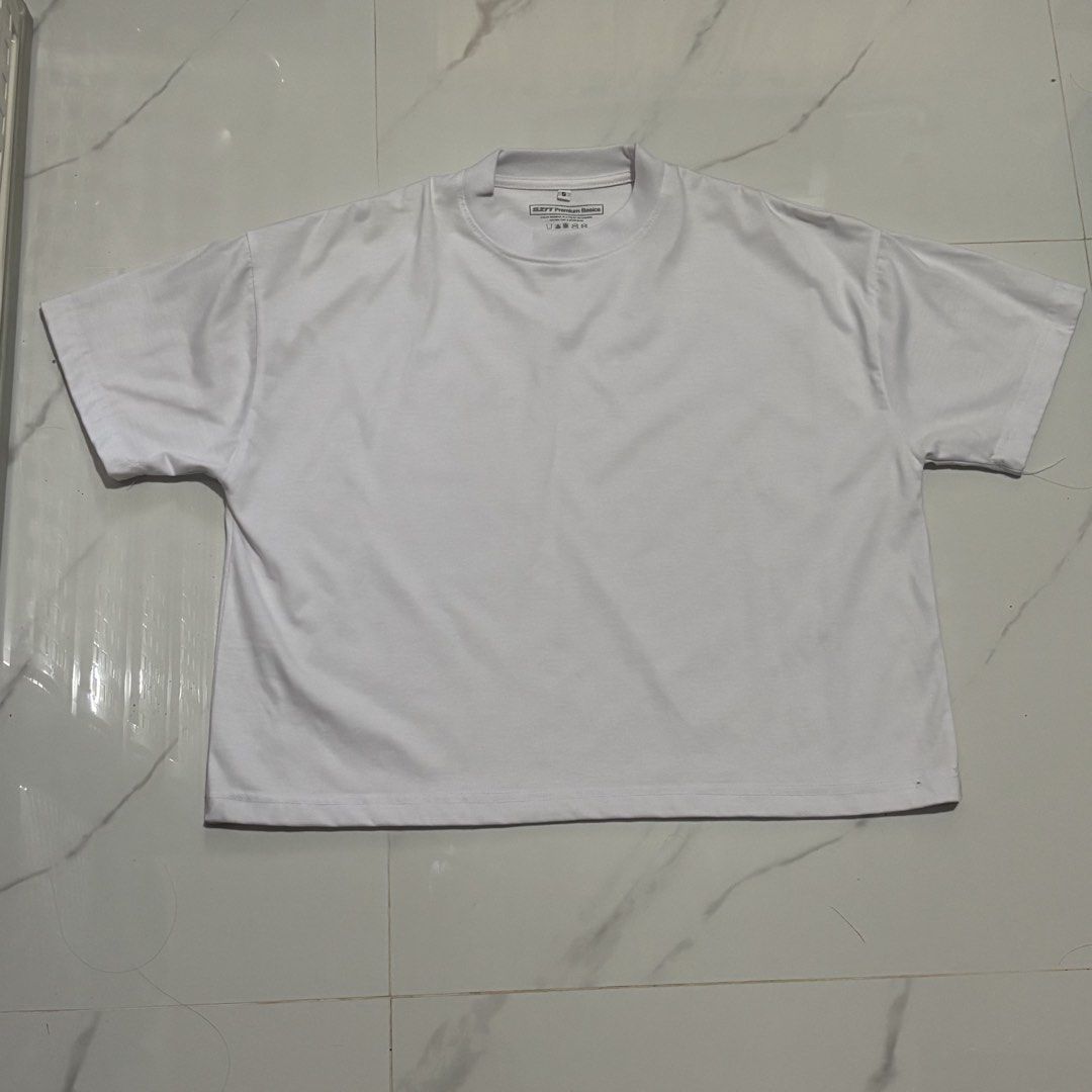 SZN Premium Basics White Mock Neck T-shirt Size S (Category: Shirts) located in Zaragoza. Submitted by starzoneph (Listing ID 1446098549, Image 1). Description: - Basic white mock neck tee from SZN Premium Basics. - Simple and clean design. - Perfect for layering or wearing on its own. - Made with soft fabric. - Size: S Measurements 📏 Length: 22 Inches Width: 22 Inches.