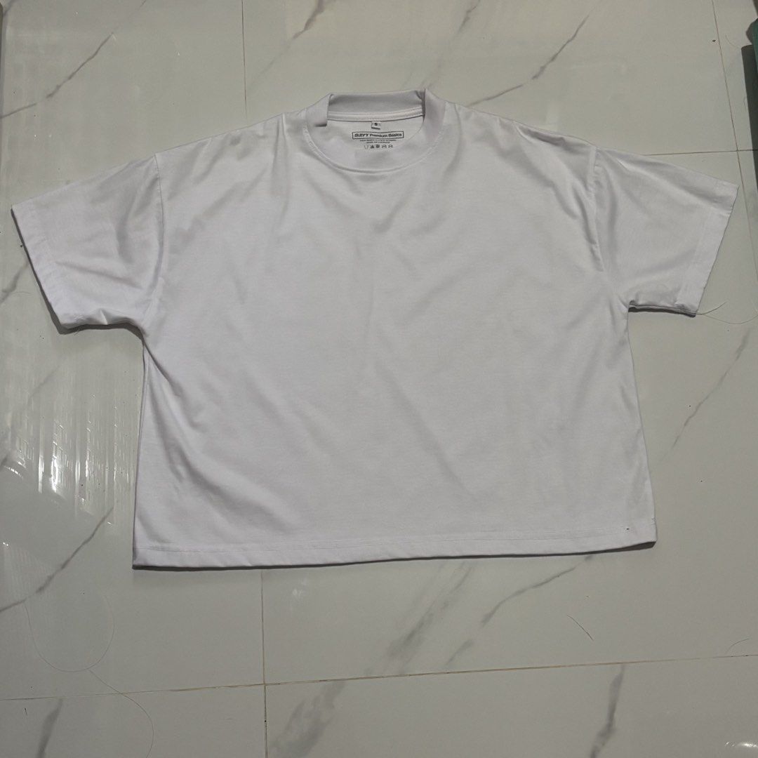 SZN Premium Basics White Mock Neck T-shirt Size S (Category: Shirts) located in Zaragoza. Submitted by starzoneph (Listing ID 1446098549, Image 3). Description: - Basic white mock neck tee from SZN Premium Basics. - Simple and clean design. - Perfect for layering or wearing on its own. - Made with soft fabric. - Size: S Measurements 📏 Length: 22 Inches Width: 22 Inches.