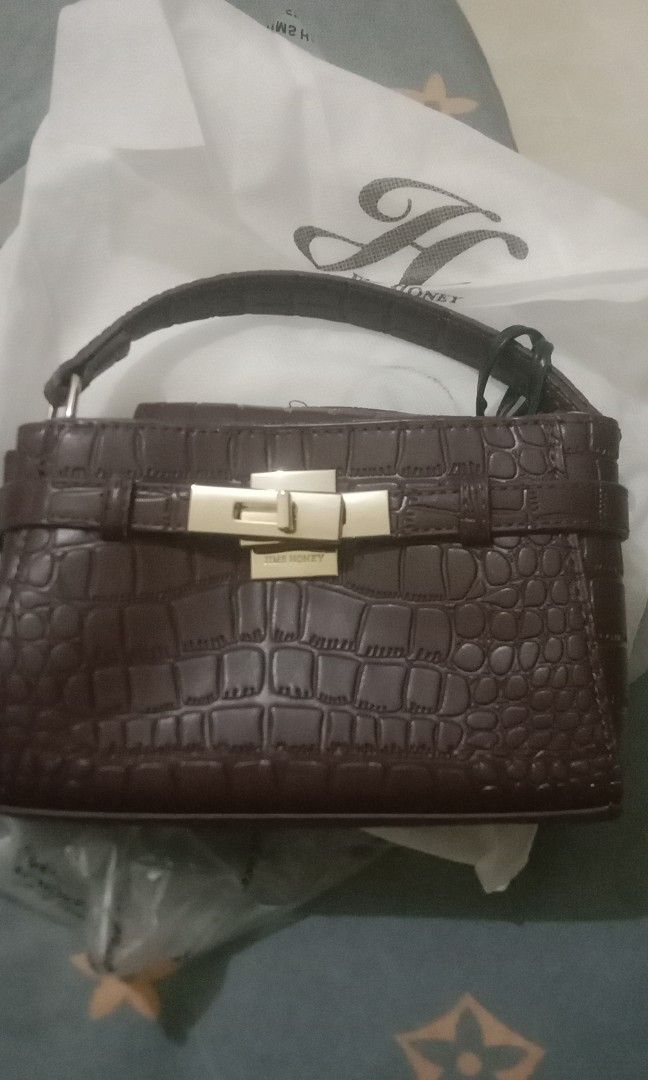 Tas mini Jims honey (Kategori: Tas & Dompet Wanita) berada di Jakarta Selatan. Dikirim oleh Yukithrift (ID iklan 1446117340, Gambar 1). Deskripsi: mini bag Jims honey ada tali panjang barang baru.
