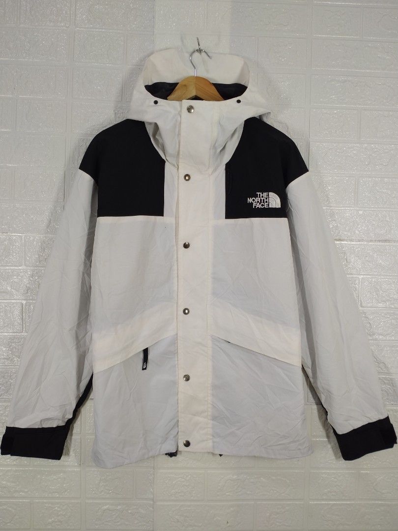 THE NORTH FACE JACKET (Category: Coats, Jackets and Outerwear) located in Baguio. Submitted by dansteals (Listing ID 1446110719, Image 1). Description: THE NORTH FACE TWO TONE JACKET 🖤🤍 29 x 24 XLARGE EXCELLENT CONDITION.