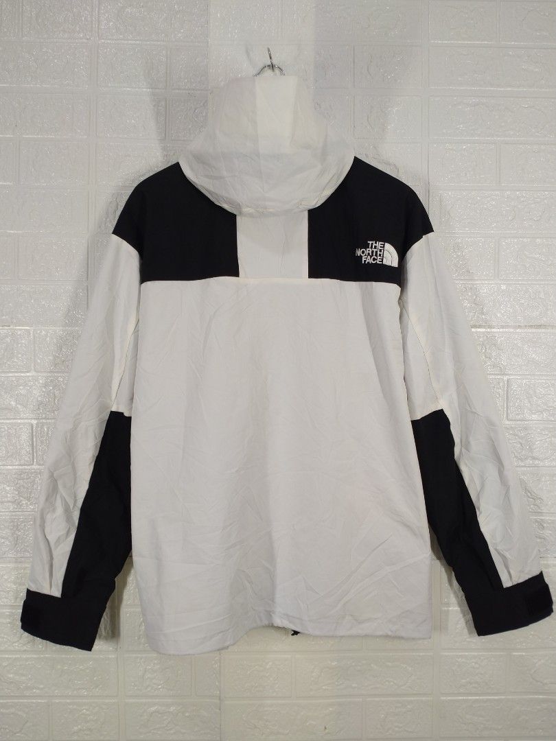 THE NORTH FACE JACKET (Category: Coats, Jackets and Outerwear) located in Baguio. Submitted by dansteals (Listing ID 1446110719, Image 2). Description: THE NORTH FACE TWO TONE JACKET 🖤🤍 29 x 24 XLARGE EXCELLENT CONDITION.