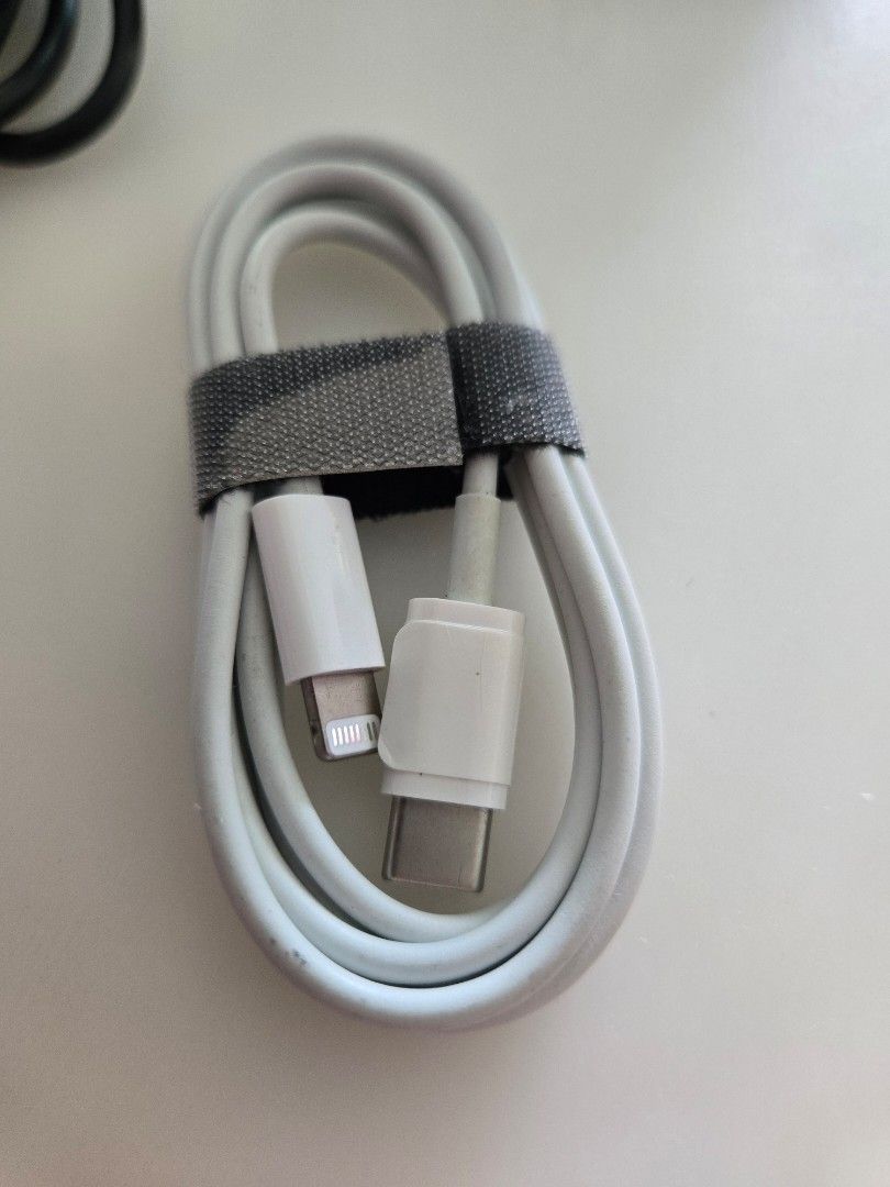 USB-C to USB-C and USB-A to USB-C Cables492831400453754884