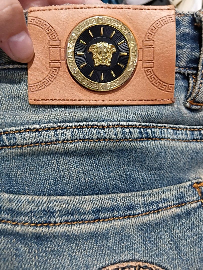 VERSACE SLIMFIT JEANS W28 L37 (Category: Jeans) located in General Mariano Alvarez. Submitted by adonid (Listing ID 1446057894, Image 3). Description: ORIGINAL VERSACE SLIMFIT JEANS GOOD CONDITION VERSACE SLIMFIT JEANS NO ISSUE W28 L37.