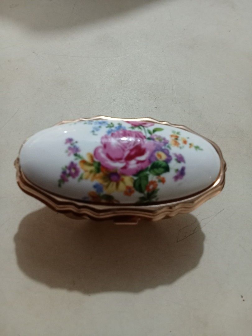 Vintage Lipstick Holder with Mirror (Category: Makeup) located in Bocaue. Submitted by marajapansurplus (Listing ID 1446064844, Image 1). Description: Japan sourced item Selling as it is .