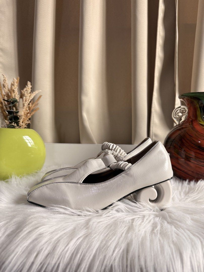 White Heels (Category: Heels) located in Pasig City. Submitted by snoca (Listing ID 1446011704, Image 2). Description: Size 36.