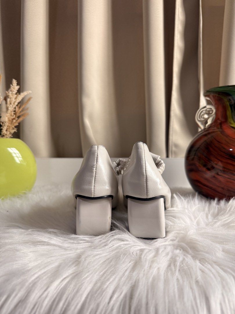 White Heels (Category: Heels) located in Pasig City. Submitted by snoca (Listing ID 1446011704, Image 3). Description: Size 36.