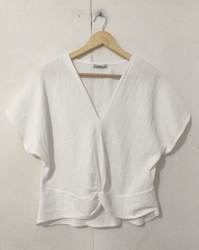 Zara White Twisted V-Neck Short Sleeve Top (Category: Blouses) located in Batangas. Submitted by chicago2022 (Listing ID 1446014176, Image 2). Description: Chic white V-neck top with a front knot detail and flutter sleeves. Textured, cropped style perfect with high-waisted bottoms..