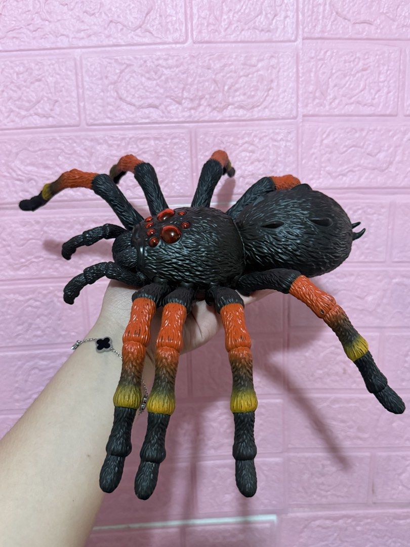 ZURU Robo Alive Giant Tarantula (Category: Interactive Toys) located in Quezon City. Submitted by pinkyswearshop (Listing ID 1446068568, Image 2). Description: .