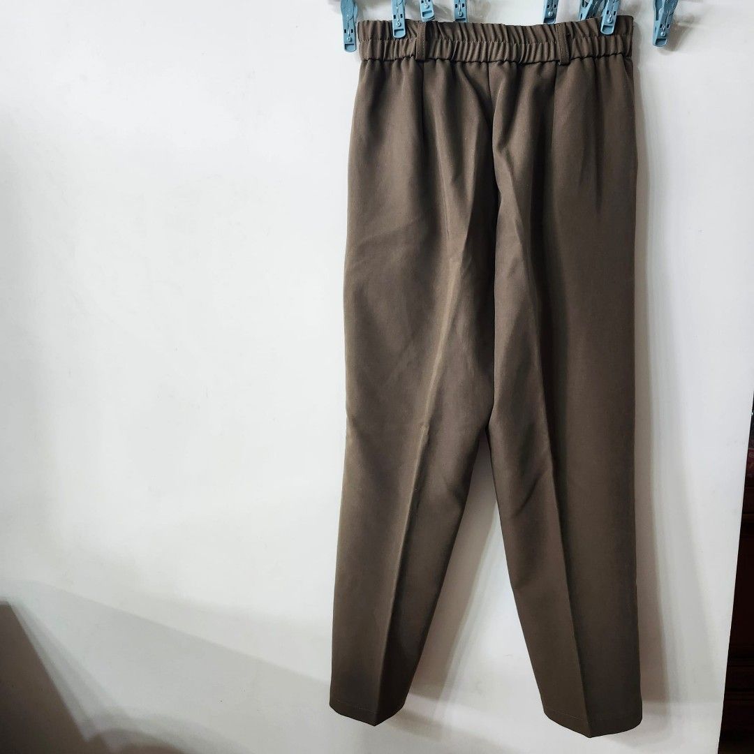 啡色西褲 背面橡筋腰 （分類：牛仔褲、Leggings）位於 Hong Kong。 由 goodlife00 提交（商品編號 1446176855，圖片 3）。簡介： 腰未拉開33cm。