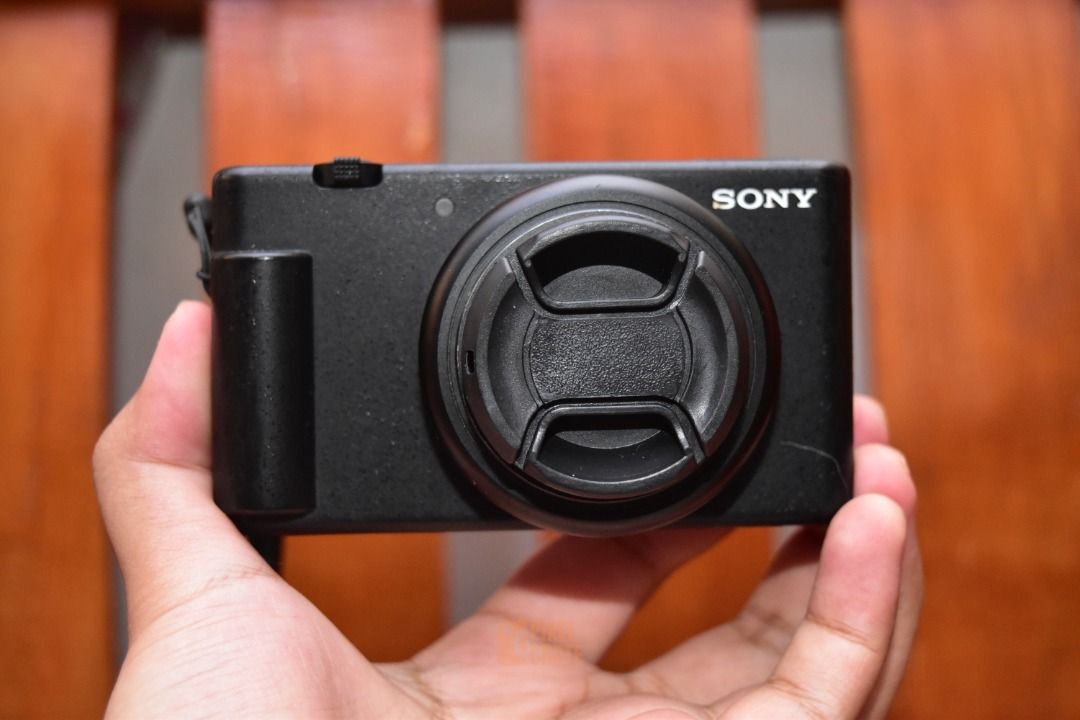 📸 [Sony ZV-1F (Black)] – Good Condition (Category: Cameras) located in Pasig City. Submitted by pixelcrate2 (Listing ID 1446181537, Image 1). Description: "📸 [Sony ZV-1F (Black)] – Good Condition Price: 18k 🧾 Inclusions: (All inclusions in the first pic) ✔️ Sony ZV-1F (tempered glass installed) ✔️ Original battery ✔️ Thirdparty Charger ✔️ Wrist strap ✔️ Replacement lens cap ✔️ 40.5mm UV filter 🛠️ Camera Condition: Physical: 9.2/10 (Good condi