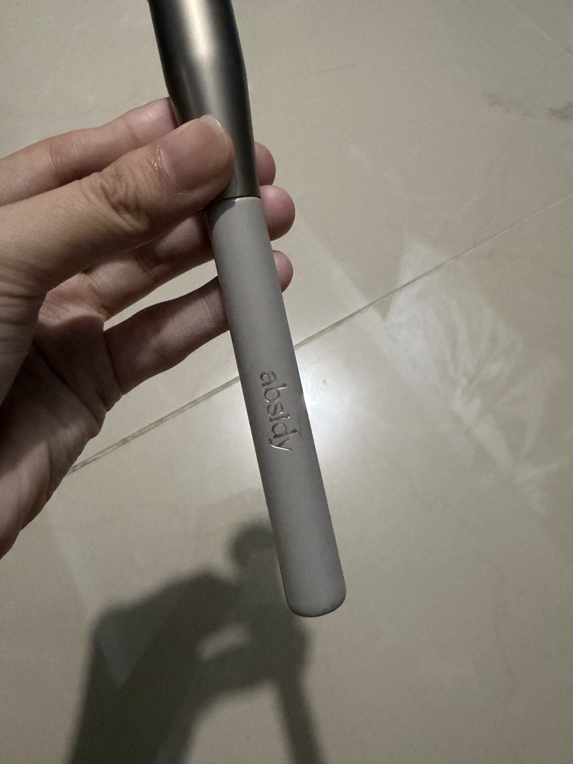 Absidy Soft Face Makeup Brush - Round Blending (Category: Makeup) located in Bocaue. Submitted by eelyzah_ (Listing ID 1446264309, Image 2). Description: - Absidy Soft Face Makeup Brush - Round blending type, ideal for foundation application - Features soft bristles for a smooth finish - Comfortable handle for easy use.