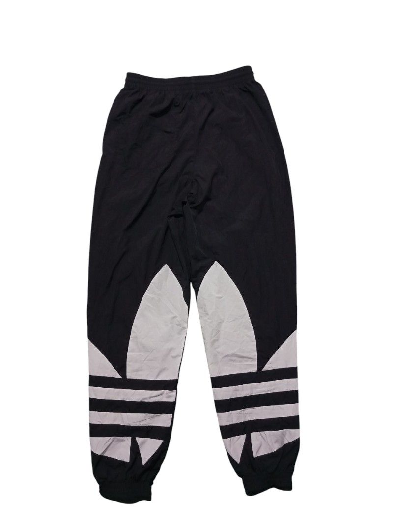Addidas Big Trefoil (Category: Activewear) located in Bacolod City. Submitted by j.kicks21 (Listing ID 1446276231, Image 3). Description: 📌Adidas Biglogo Trefoil Track Pants 📌Colorate:9.7/10 📌Waistline:32-33 📌Excellent Condition 📌Issue: None 📌Price📩 ✅CLICK EACH PHOTO FOR DETAILS 📌Color may vary due to lighting 📌 No rush shipping PAYMENT FIRST POLICY 💸 ➡️ Mode of payment: Gcash.