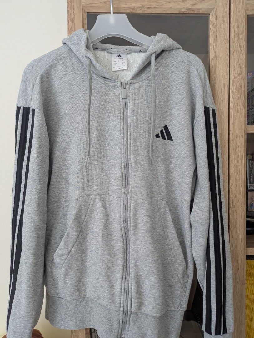 Adidas jacket （分類：外套及戶外衣服）位於 Hong Kong。 由 chihim1992 提交（商品編號 1446242225，圖片 1）。簡介： size medium。