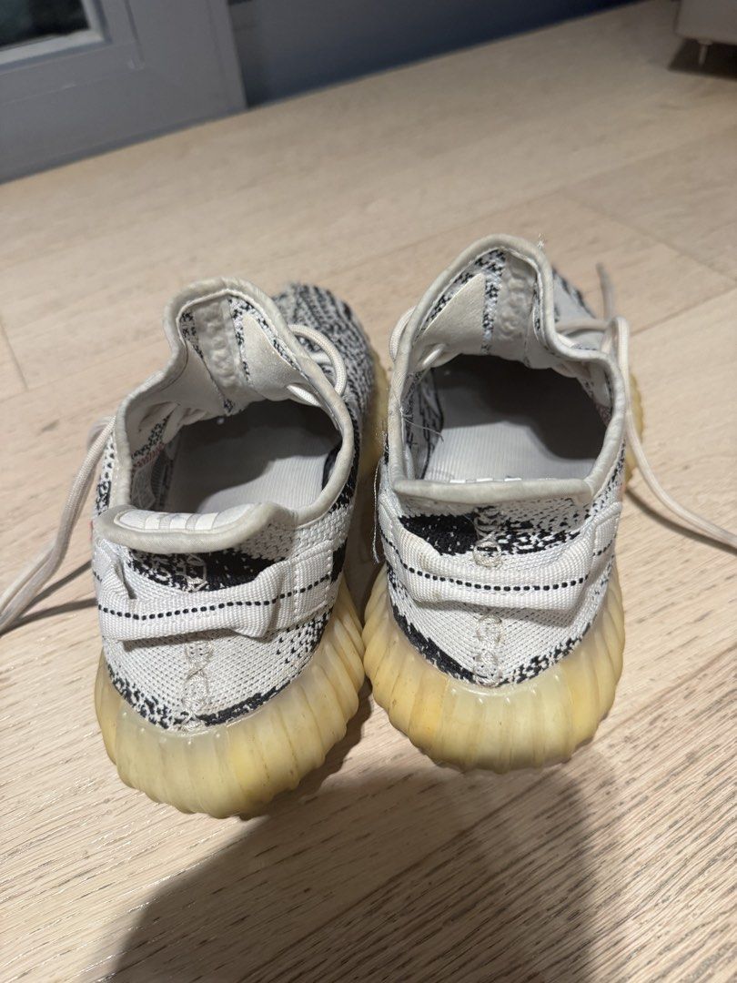 Adidas yeezy boost 350 V2 （分類：波鞋）位於 Hong Kong。 由 bngs2000 提交（商品編號 1446312434，圖片 2）。簡介： 。