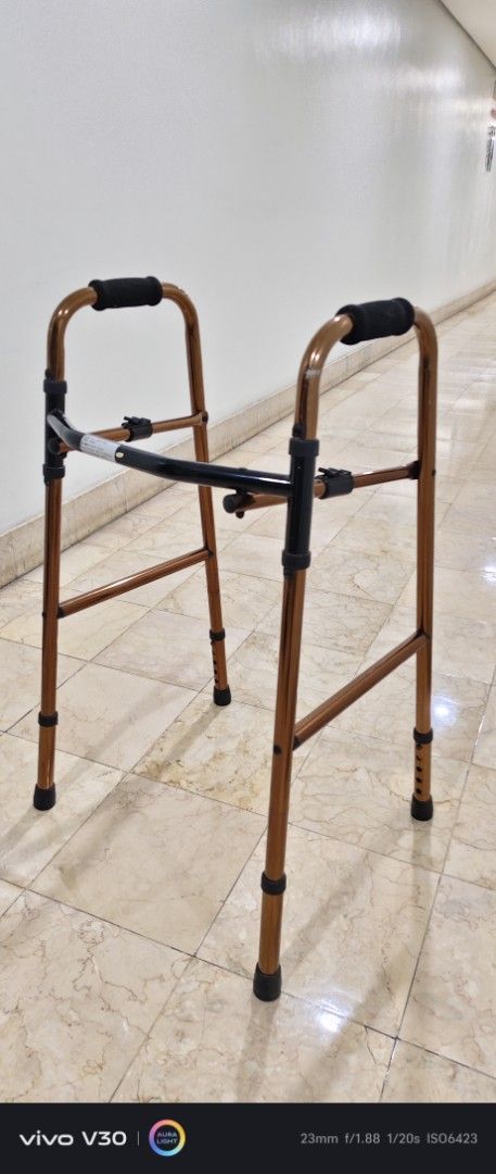 Adjustable Folding Walker for Mobility Assistance (Category: Wheelchairs) located in Manila. Submitted by roblazo25 (Listing ID 1446184739, Image 2). Description: Adjustable folding walker like new pick up dito sa condo.