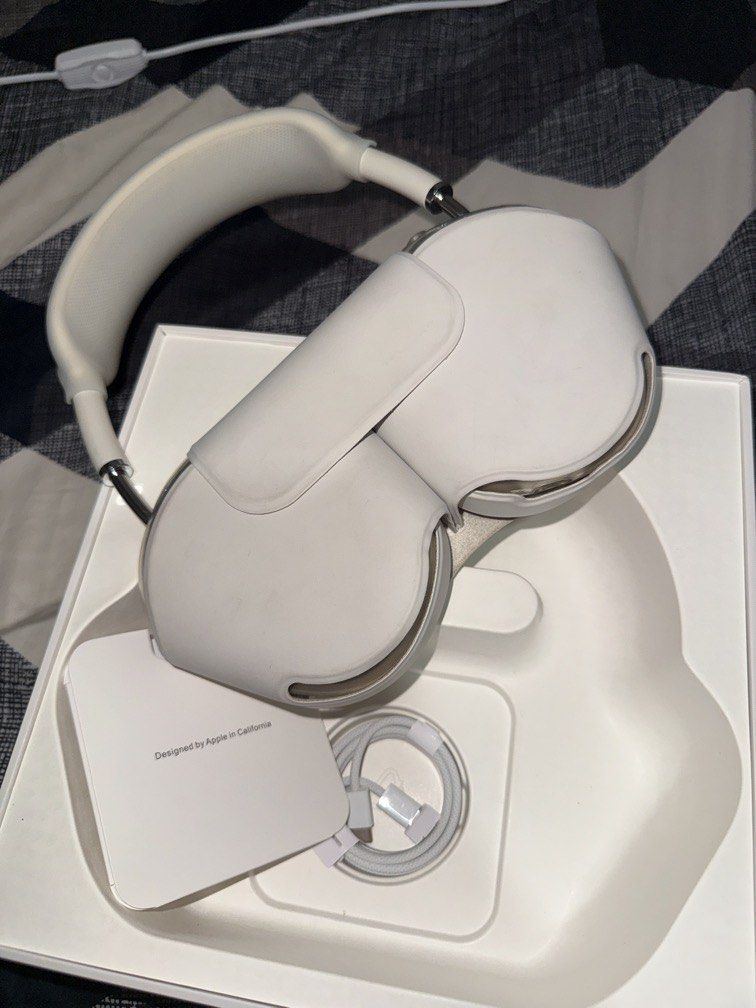 Airpods Max (Category: Headphones & Headsets) located in Manila. Submitted by zenfish_aec2e4 (Listing ID 1445849677, Image 3). Description: For sale: Airpods Max (Latest Version) Bought january 2026 Warranty til May 2027 Inclusions: - Box - Hard case - Silicon Case Rfs: Item is rarely used. ₱25,000 Legit po ito..
