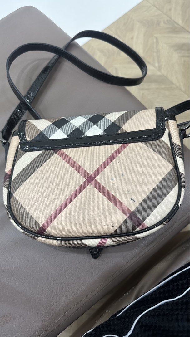 Authentic Burberry Sling Bag (Category: Luxury Bags & Wallets) located in Las Pinas. Submitted by marshmallowmax (Listing ID 1446243840, Image 2). Description: Guaranteed Authentic! Still in good condition.. minimal signs of usage like dirt/stain.. can fit big phones No more inclusions.