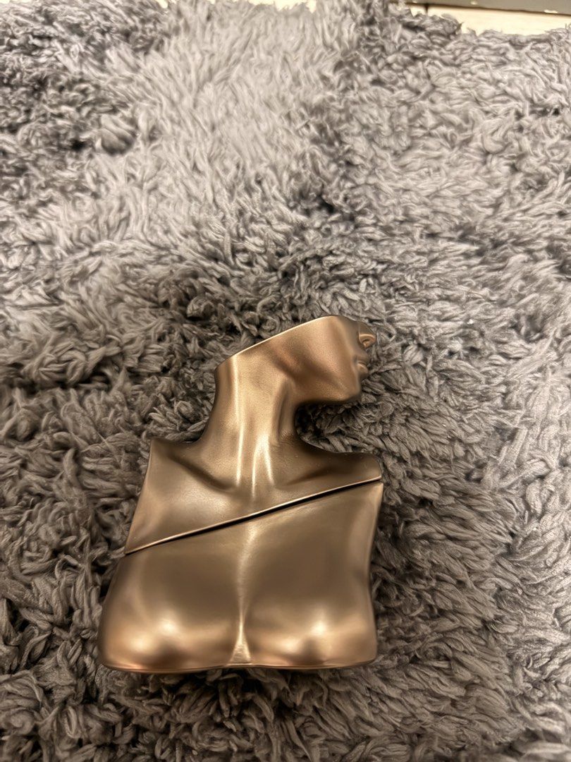 Billie Eilish Eau de Parfum (Category: Fragrance & Deodorants) located in Mandaluyong City. Submitted by riz_040521 (Listing ID 1446211122, Image 2). Description: Prelove-Billie Eilish No. 1 Eau de Parfum (Vanilla) - 50mlPrice: ₱1700 (Super steal price!)Condition: Good as new! Sprayed only once. Juice level is still around 45ml to 48ml (almost full, see actual photos). Scent Profile: Very warm, sweet, and cozy Amber Gourmand. Solid amoy vanilla, 