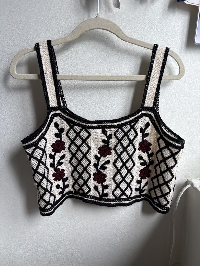 Black and White floral Knit Top (Category: Sleeveless) located in Batangas. Submitted by mavicb (Listing ID 1446233180, Image 1). Description: used once fits M-L.
