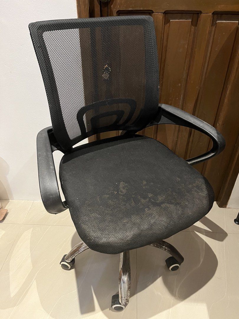 Black Mesh Office Chair with Wheels (Category: Office Furniture & Fixtures) located in Dasmarinas. Submitted by .janshop (Listing ID 1446263510, Image 1). Description: Yes, 100 only. -wheels are working -chair still spins smoothly -needs cleaning lang Issues: -Yung nasa cushion ng chair are not dirt or mold, it's the foam underneath that's peeking through -Sa ilalim naman ng chair, nagbakbak na yung cover -Height adjustment lever is not working n