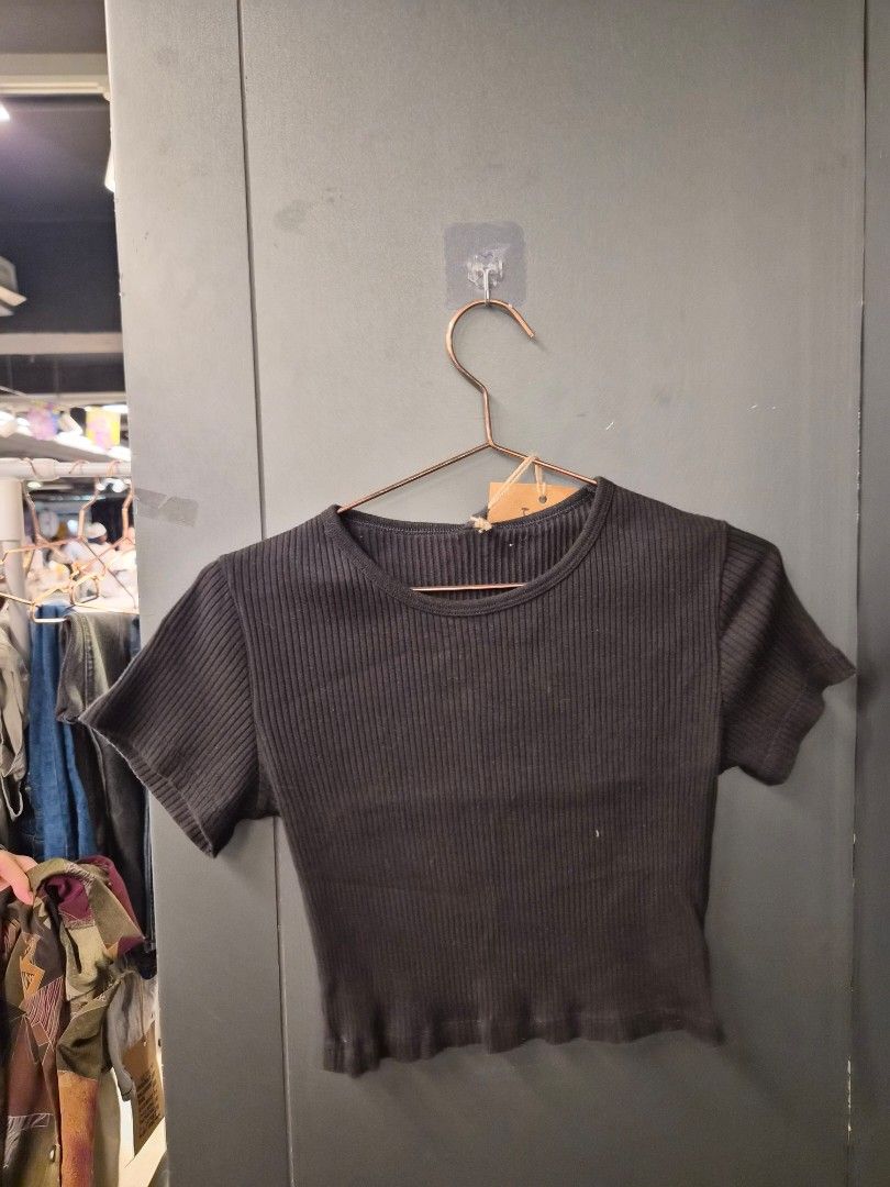 Black Tops （分類：其他上衣）位於 Hong Kong。 由 hoarderstore 提交（商品編號 1446186499，圖片 1）。簡介： 。