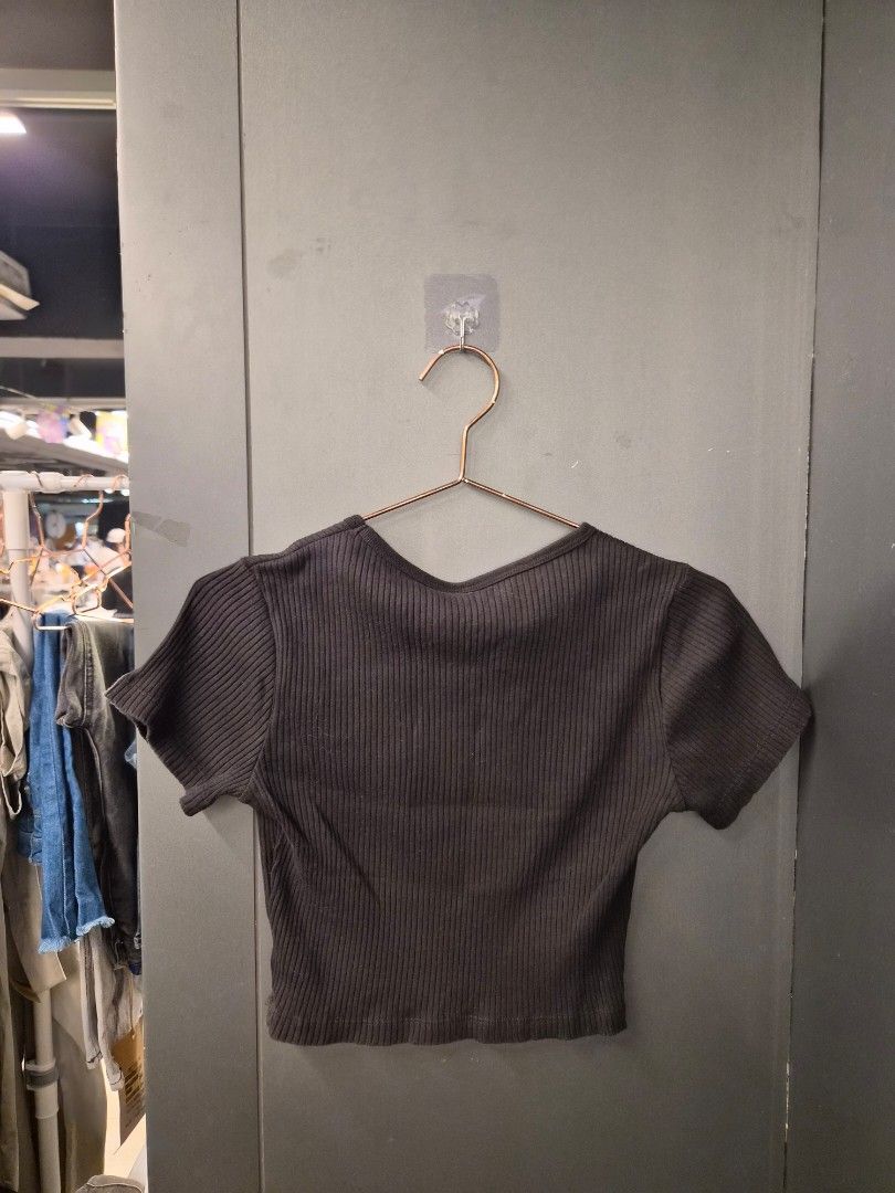 Black Tops （分類：其他上衣）位於 Hong Kong。 由 hoarderstore 提交（商品編號 1446186499，圖片 2）。簡介： 。