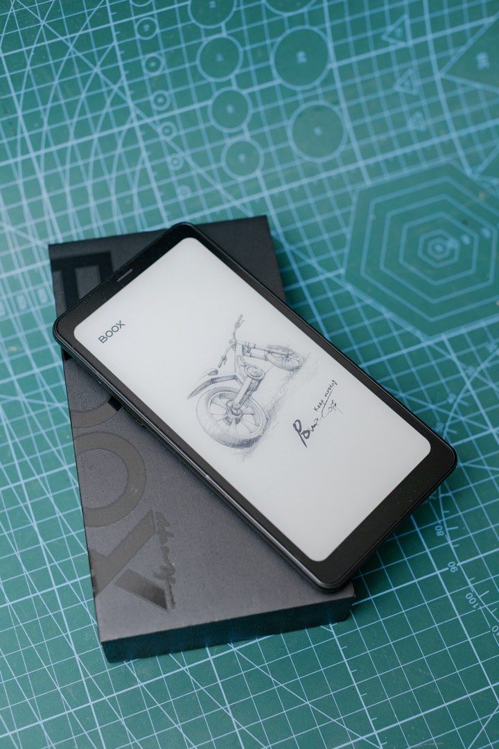 BOOX E-reader (Category: E-Readers) located in Singapore. Submitted by splky (Listing ID 1446330311, Image 2). Description: - BOOX e-reader - Clear and responsive screen.